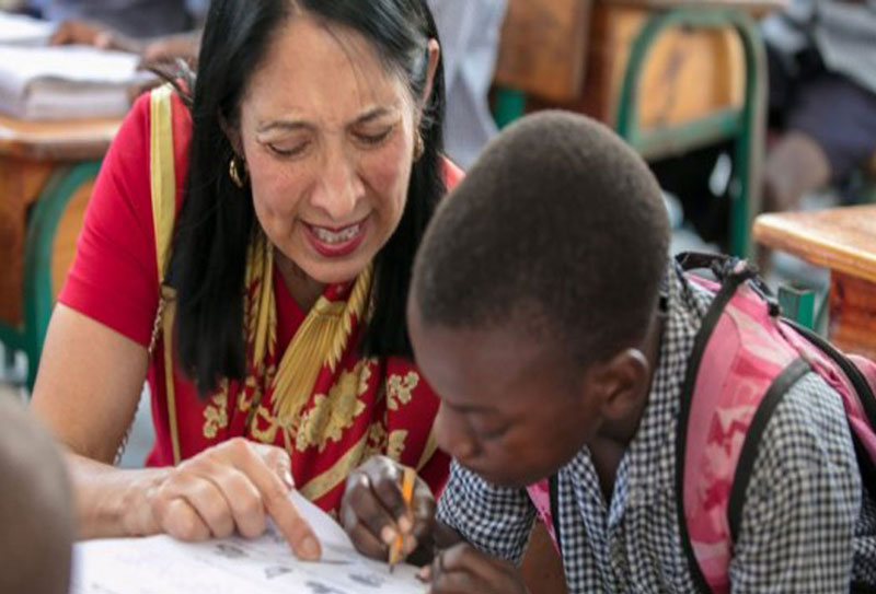 L’ambassadeur américain en Haiti Michèle Jeanne  Sison visite le local de l’école nationale de Tabarre