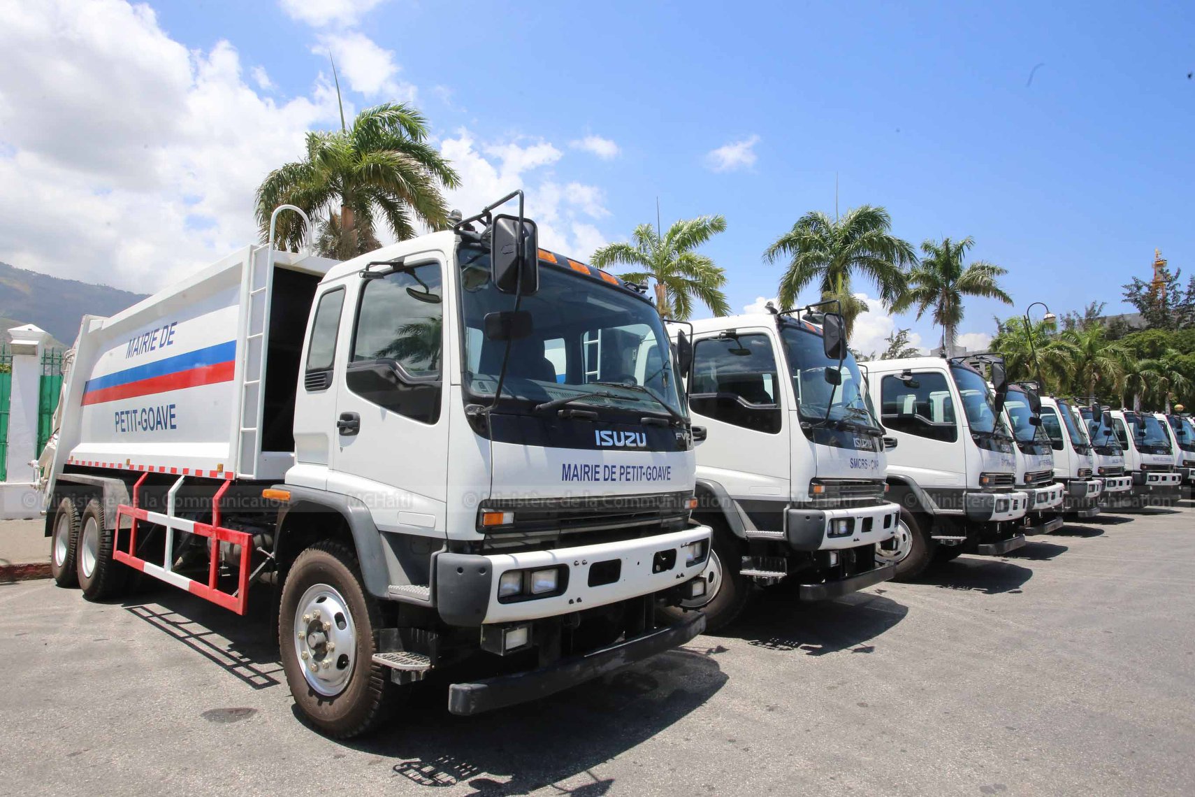 Remise de camions compressifs à des maires d’Haïti par le Président Jovenel Moise