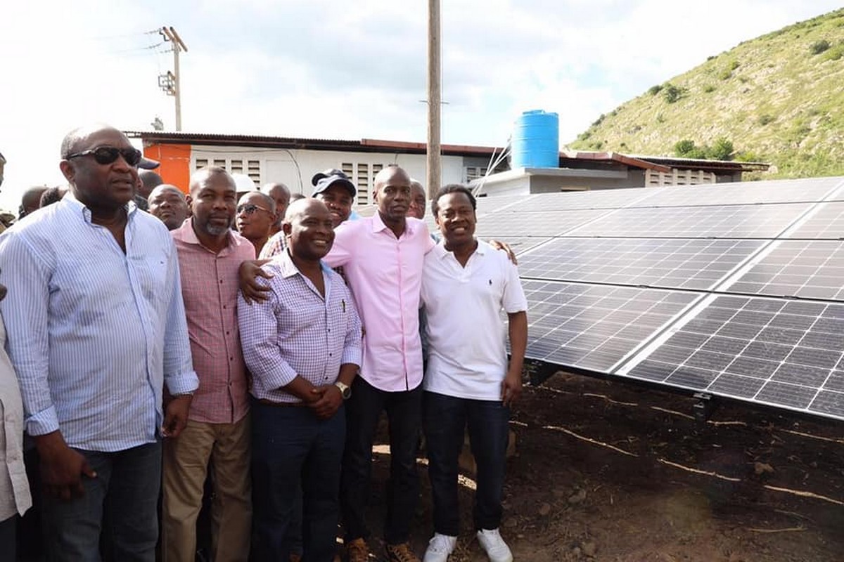 Le Chef de l’Etat Jovenel Moise visite les travaux de construction d’une centrale électrique à Dessalines