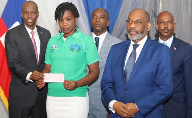Le Président Jovenel Moise remet des chèques à 50 jeunesa entrepreneurs du PAPEJ