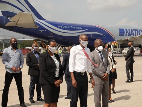 Le Président Jovenel Moïse à l’aéroport pour recevoir des matériels sanitaires dans le cadre du Covid-19